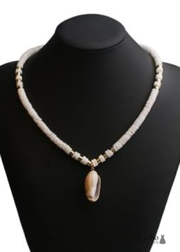Collar bohemio de cauri de concha natural en blanco